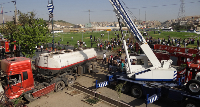 (تصاویر) ترمز بریدن مرگبار نفتکش در سنندج (تصاویر) ترمز بریدن مرگبار نفتکش در سنندج