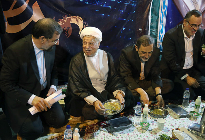 (تصاویر) افطاری هاشمی با کارکنان مجمع (تصاویر) افطاری هاشمی با کارکنان مجمع