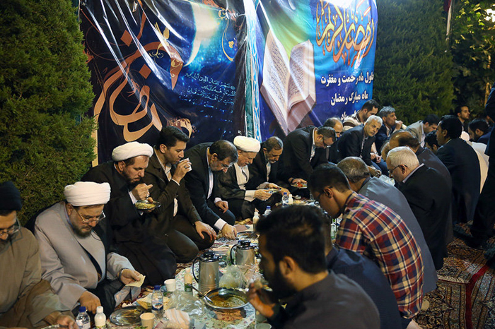 (تصاویر) افطاری هاشمی با کارکنان مجمع (تصاویر) افطاری هاشمی با کارکنان مجمع