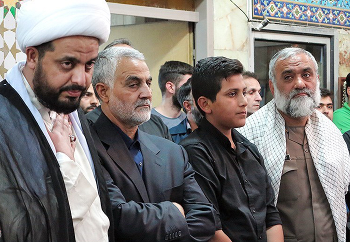 (تصاویر) سردار سلیمانی در بزرگداشت شهید جنگ با داعش (تصاویر) سردار سلیمانی در بزرگداشت شهید جنگ با داعش