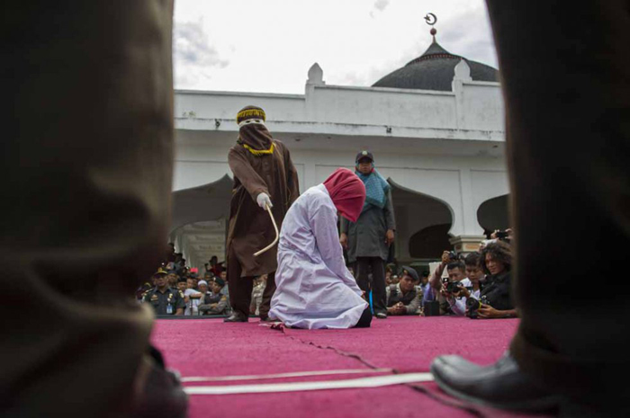 (تصاویر) مجازات شلاق در ملاء عام در «آچه»
