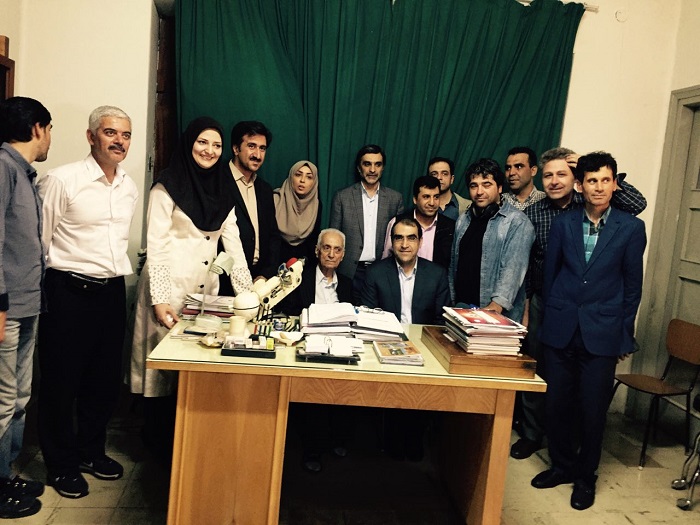 معاینۀ چشمان وزیر چشمپزشک معاینۀ چشمان وزیر چشمپزشک