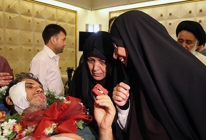 (تصاویر) بازگشت خبرنگار مجروح از سوریه (تصاویر) بازگشت خبرنگار مجروح از سوریه