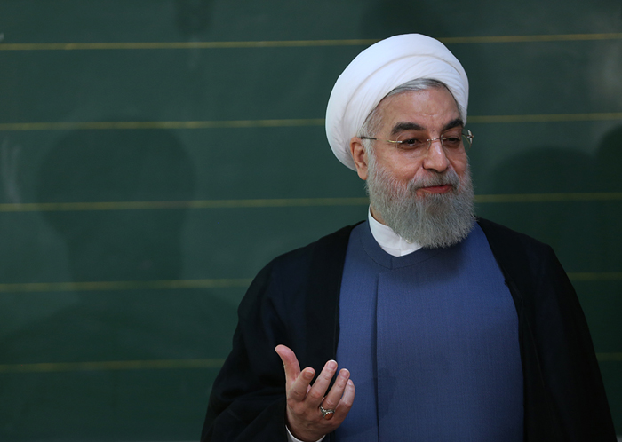 (تصاویر) روحانی زنگ مدرسه را بهصدا درآورد (تصاویر) روحانی زنگ مدرسه را بهصدا درآورد