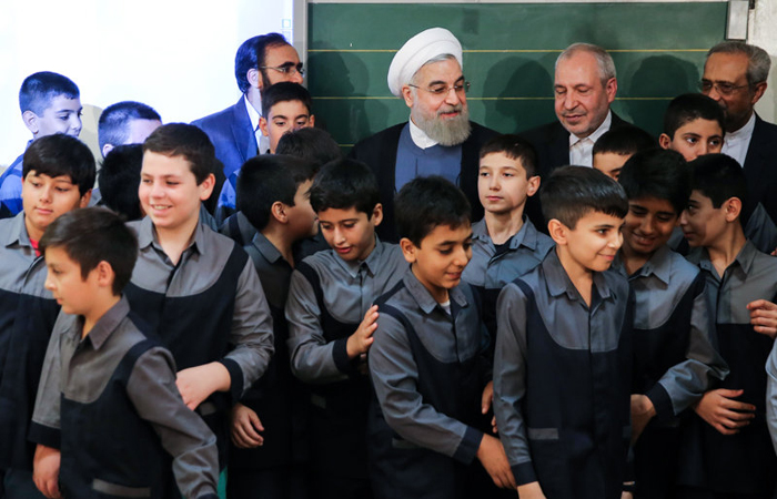 (تصاویر) روحانی زنگ مدرسه را بهصدا درآورد (تصاویر) روحانی زنگ مدرسه را بهصدا درآورد