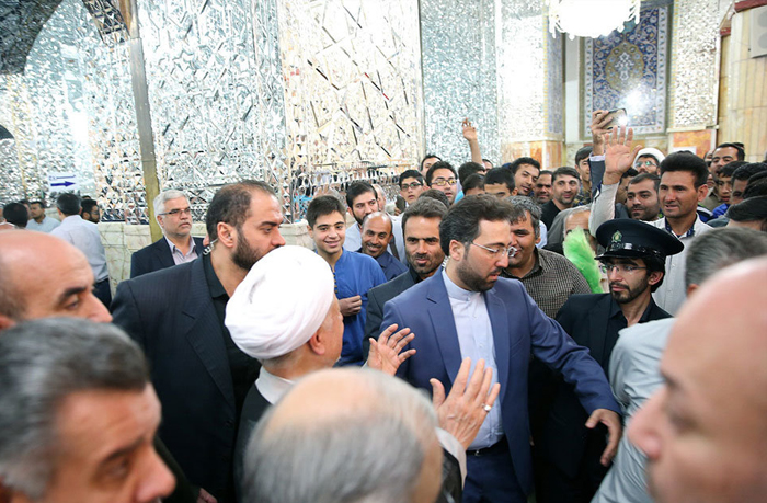 (تصویر) هاشمی بر مزار پدر (تصویر) هاشمی بر مزار پدر