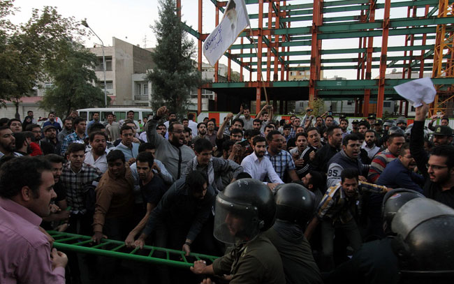 (تصاویر) تنش مقابل کنسولگری عربستان در مشهد (تصاویر) تنش مقابل کنسولگری عربستان در مشهد