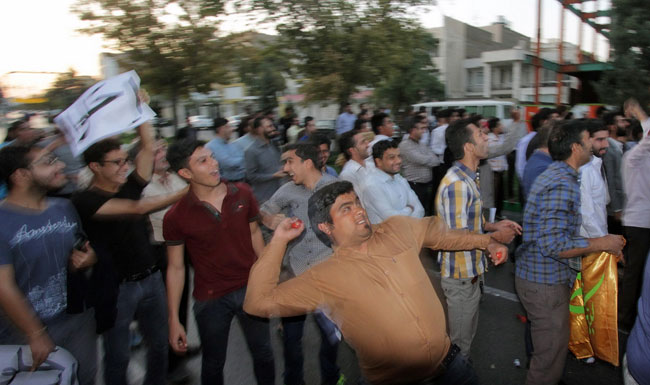(تصاویر) تنش مقابل کنسولگری عربستان در مشهد (تصاویر) تنش مقابل کنسولگری عربستان در مشهد
