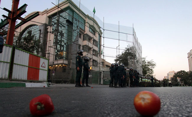 (تصاویر) تنش مقابل کنسولگری عربستان در مشهد (تصاویر) تنش مقابل کنسولگری عربستان در مشهد