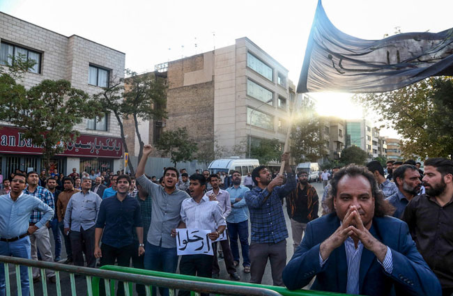 (تصاویر) تنش مقابل کنسولگری عربستان در مشهد (تصاویر) تنش مقابل کنسولگری عربستان در مشهد