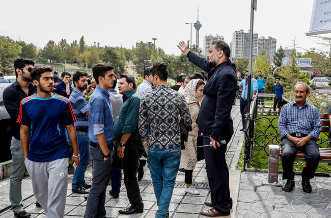 (تصاویر) تجمع هواداران هادی نوروزی مقابل بیمارستان آتیه (تصاویر) تجمع هواداران هادی نوروزی مقابل بیمارستان آتیه