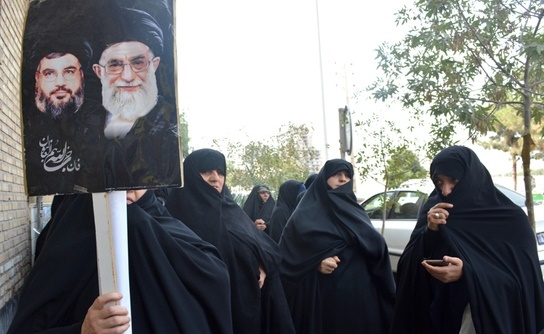 (تصاویر) تجمع دلواپسان مقابل دفتر لاریجانی در قم (تصاویر) تجمع دلواپسان مقابل دفتر لاریجانی در قم