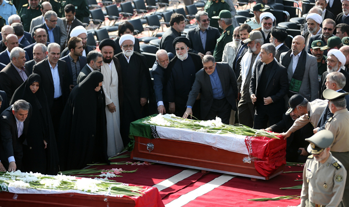 (تصاویر) استقبال مقامات و مسئولان از جانباختگان منا (تصاویر) استقبال مقامات و مسئولان از جانباختگان منا