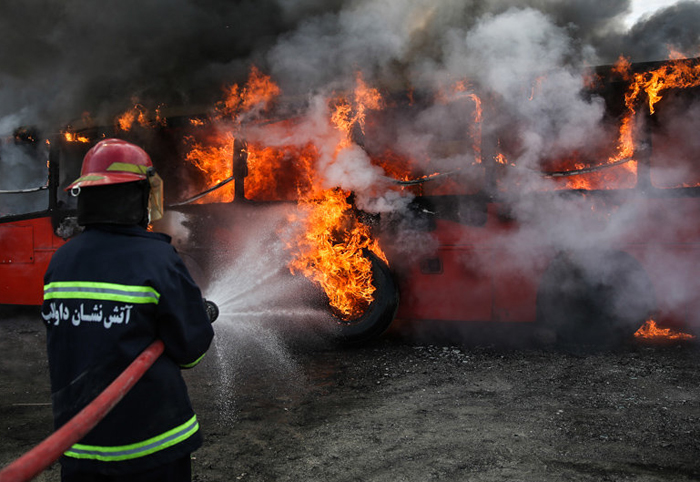 (تصاویر) مانور زنان آتش‌نشان