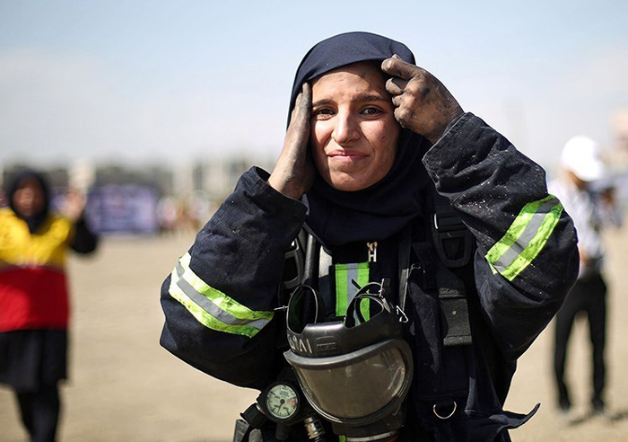 (تصاویر) مانور زنان آتش‌نشان
