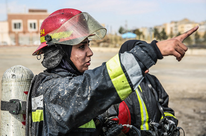 (تصاویر) مانور زنان آتش‌نشان