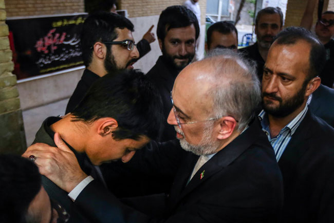 (تصاویر) اشکهای ظریف در مجلس ترحیم همکارش (تصاویر) اشکهای ظریف در مجلس ترحیم همکارش