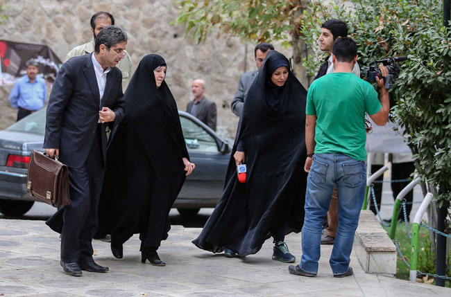(تصاویر) اشکهای ظریف در مجلس ترحیم همکارش (تصاویر) اشکهای ظریف در مجلس ترحیم همکارش