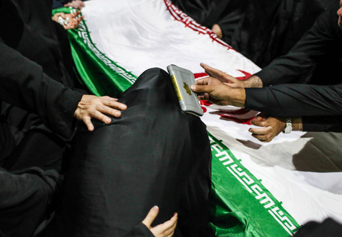 (تصاویر) وداع با پیکر شهید همدانی (تصاویر) وداع با پیکر شهید همدانی