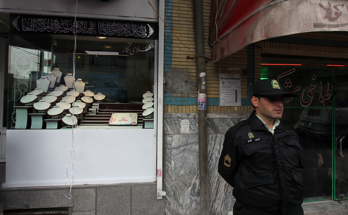 (تصاویر) بازسازی سرقت مسلحانه از طلافروشی