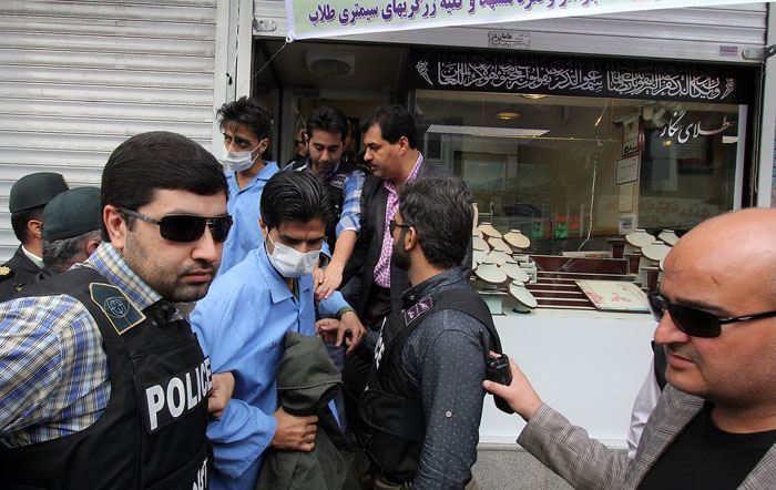 (تصاویر) بازسازی سرقت مسلحانه از طلافروشی