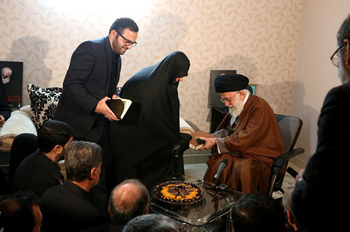 حضور رهبر انقلاب در منزل سردار شهید همدانی حضور رهبر انقلاب در منزل سردار شهید همدانی