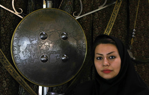 زنی که روی عَلَم هنرنمایی میکند زنی که روی عَلَم هنرنمایی میکند
