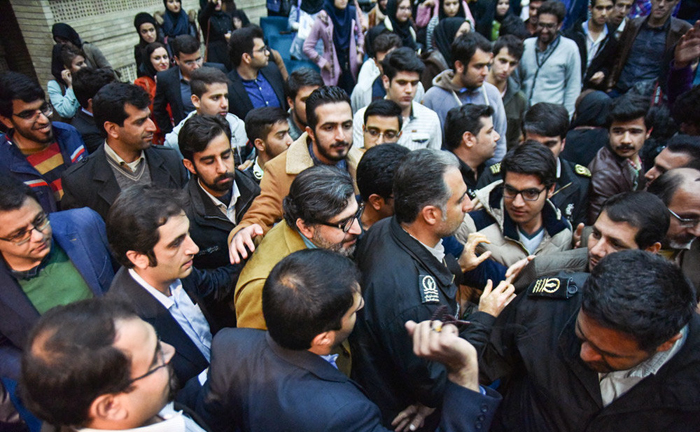(تصاویر) تنش در جریان سخنرانی صادق خرازی (تصاویر) تنش در جریان سخنرانی صادق خرازی