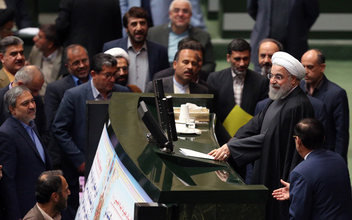(تصاویر) روحانی لایحه بودجه را به مجلس برد