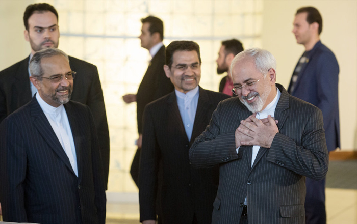 (تصاویر) حواشی نشست خبری روحانی (تصاویر) حواشی نشست خبری روحانی