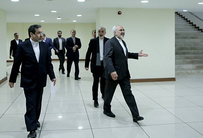(تصاویر) حواشی نشست خبری روحانی (تصاویر) حواشی نشست خبری روحانی