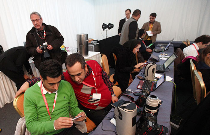 (تصاویر) تماشای دربی در حاشیه مذاکرات