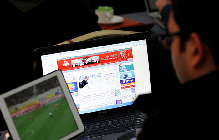 (تصاویر) تماشای دربی در حاشیه مذاکرات