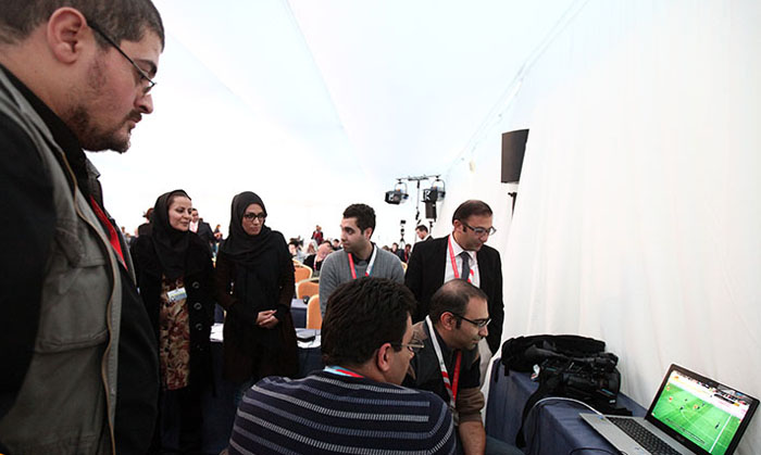 (تصاویر) تماشای دربی در حاشیه مذاکرات