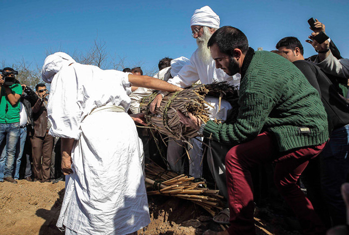 (تصاویر) خاکسپاری رهبر صابئین ایران (تصاویر) خاکسپاری رهبر صابئین ایران