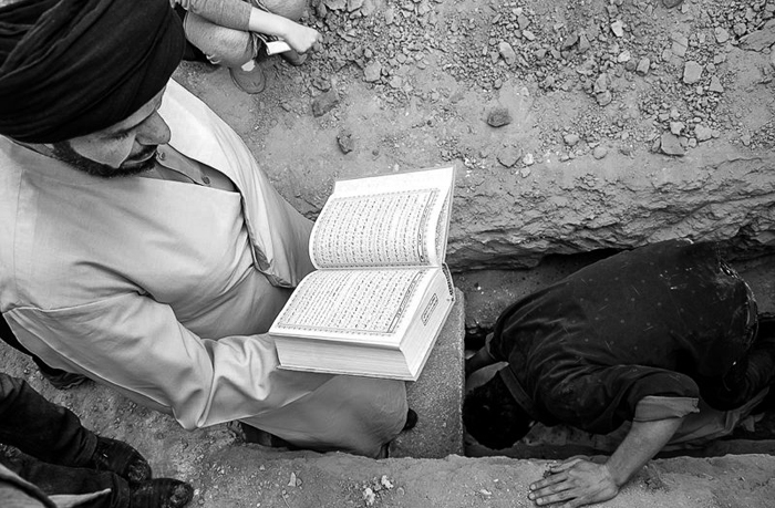 (تصاویر) خوابیدن داوطلبانه در قبر (تصاویر) خوابیدن داوطلبانه در قبر