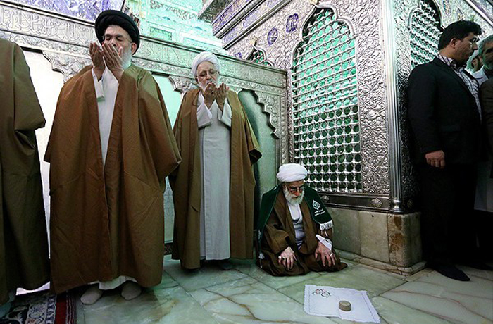 (تصاویر) آیتالله جنتی در غبارروبی شاهچراغ(ع) (تصاویر) آیتالله جنتی در غبارروبی شاهچراغ(ع)