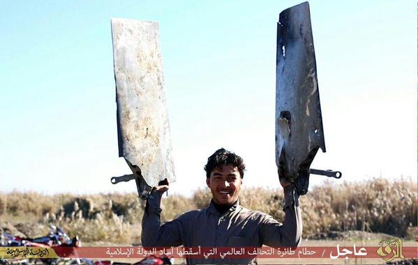 داعش یک هواپیمای ائتلاف را سرنگون کرد +(تصاویر) داعش یک هواپیمای ائتلاف را سرنگون کرد +(تصاویر)
