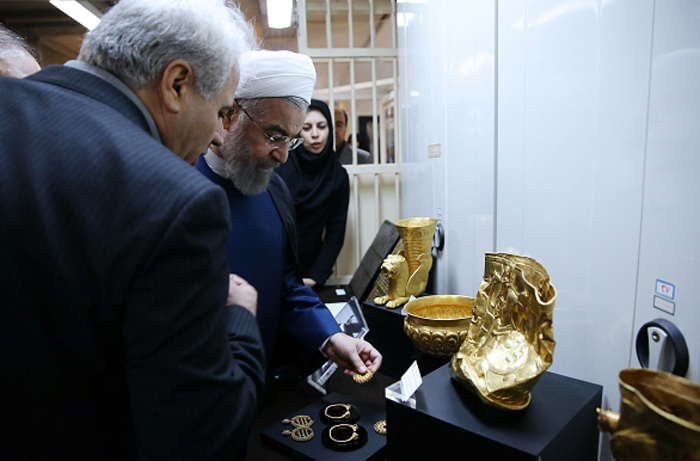 (تصاویر) بازدید روحانی از عتیقههای بازگرداندهشده (تصاویر) بازدید روحانی از عتیقههای بازگرداندهشده