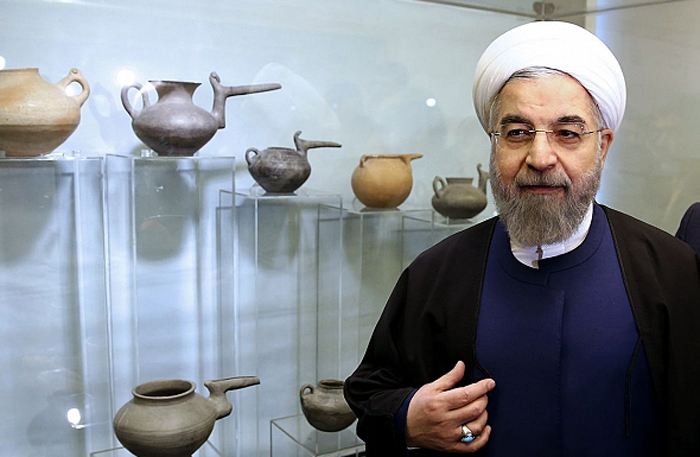 (تصاویر) بازدید روحانی از عتیقههای بازگرداندهشده (تصاویر) بازدید روحانی از عتیقههای بازگرداندهشده