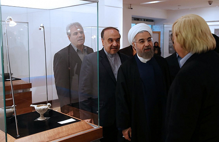 (تصاویر) بازدید روحانی از عتیقههای بازگرداندهشده (تصاویر) بازدید روحانی از عتیقههای بازگرداندهشده
