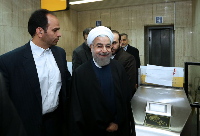 (تصاویر) روحانی سوار مترو (تصاویر) روحانی سوار مترو