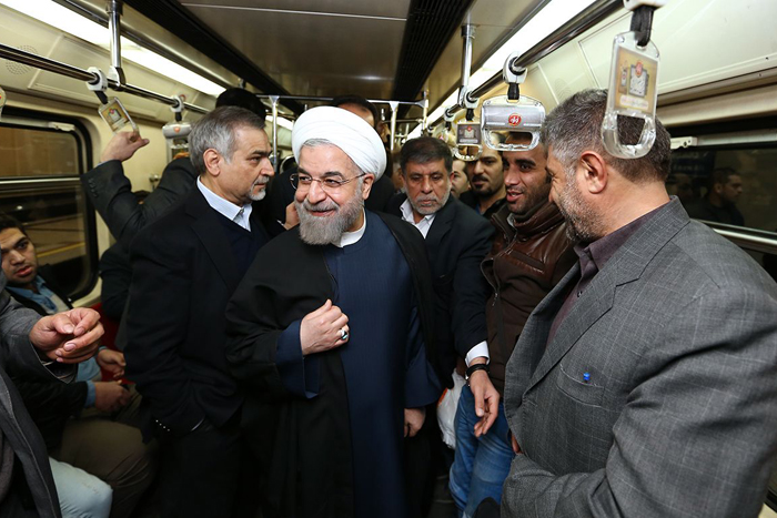 (تصاویر) روحانی سوار مترو (تصاویر) روحانی سوار مترو