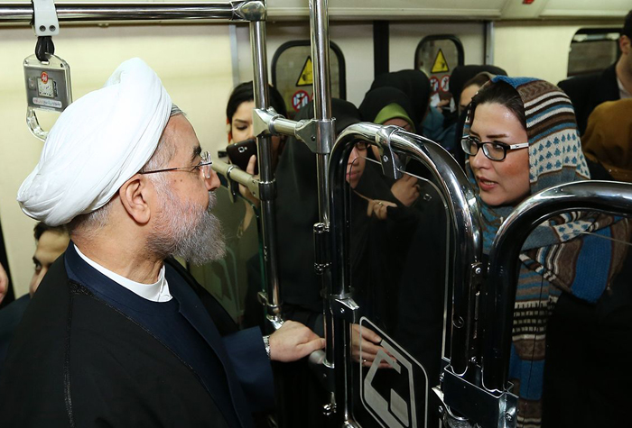 (تصاویر) روحانی سوار مترو (تصاویر) روحانی سوار مترو