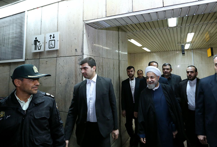(تصاویر) روحانی سوار مترو (تصاویر) روحانی سوار مترو