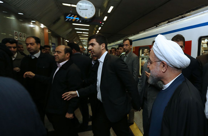 (تصاویر) روحانی سوار مترو (تصاویر) روحانی سوار مترو