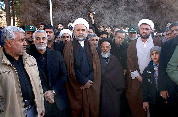 (تصاویر) سردار سلیمانی در تشییع پیکر سردار اللهدادی (تصاویر) سردار سلیمانی در تشییع پیکر سردار اللهدادی