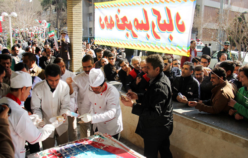 (تصاویر) کیک 100کیلویی در دانشگاه امیرکبیر (تصاویر) کیک 100کیلویی در دانشگاه امیرکبیر