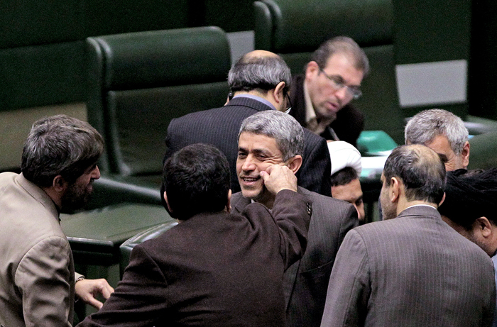 (تصاویر) وزیر اقتصاد در مجلس