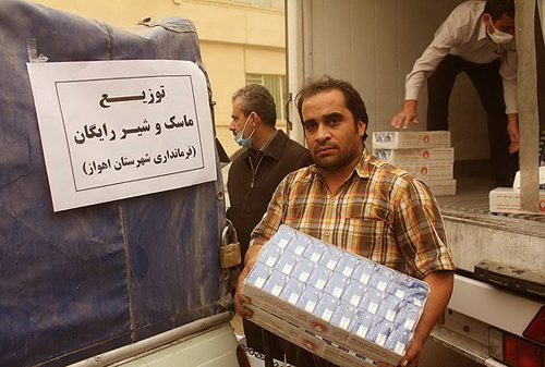 (تصاویر) توزیع شیر و ماسک رایگان در اهواز (تصاویر) توزیع شیر و ماسک رایگان در اهواز
